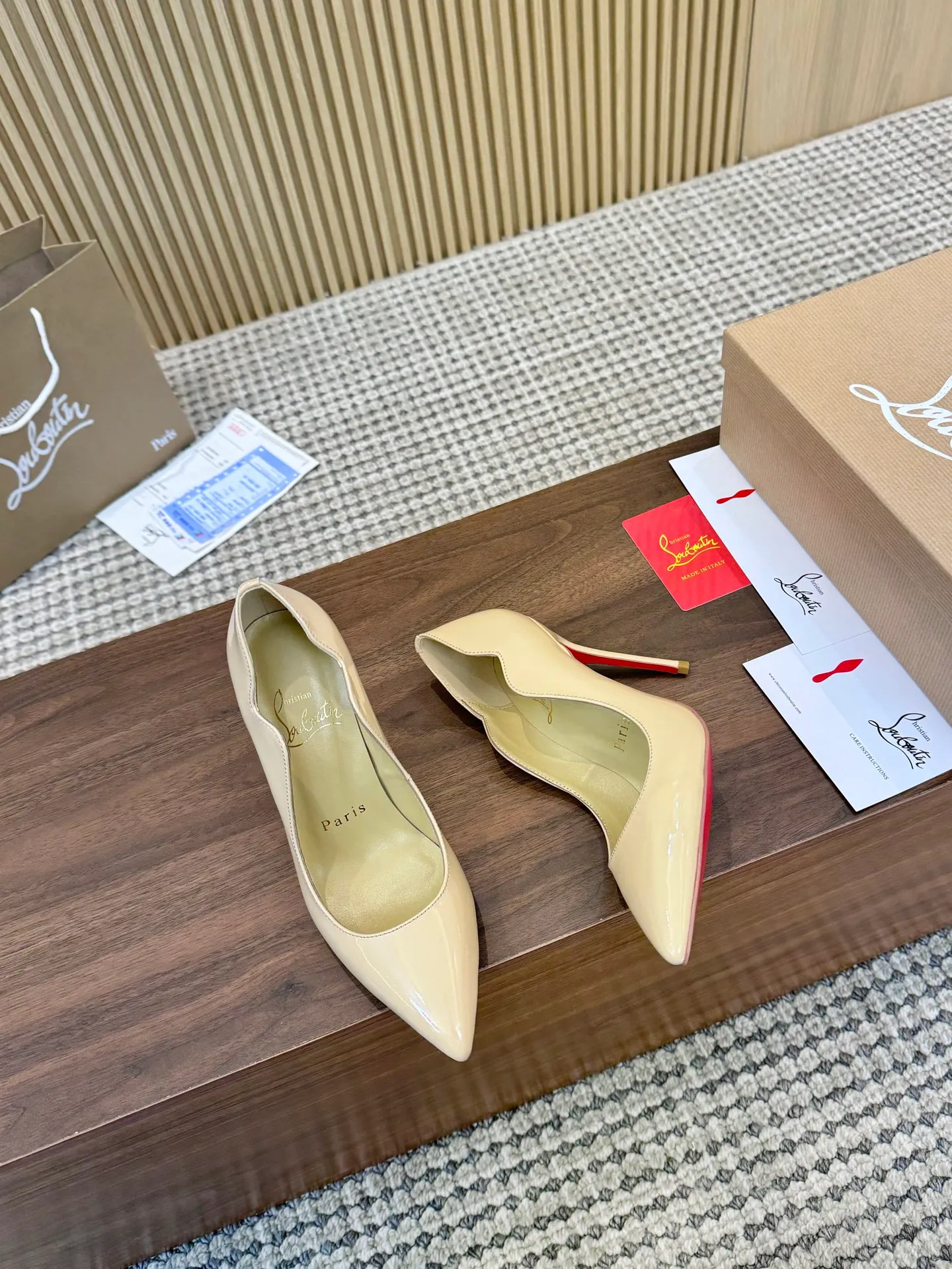 👟👟Ex-factory price 440👟👟 Genuine leather sole +40 shipped all year round 💝Christian Louboutin CL👠 "Imported cow patent leather💎 series" noble and luxurious, real blingbling✨ real materials, all customized by the pattern maker, and the materials are made of original customized materials, achieving the taste of the original 5 color options💍 Upper: Imported 👉Cow patent leather💪 Lining: Sheepskin foot pad/lining Size: 34-40.41.42 Heel height: 10.5cm and 8.5cm two options Leather sole Rubber sole